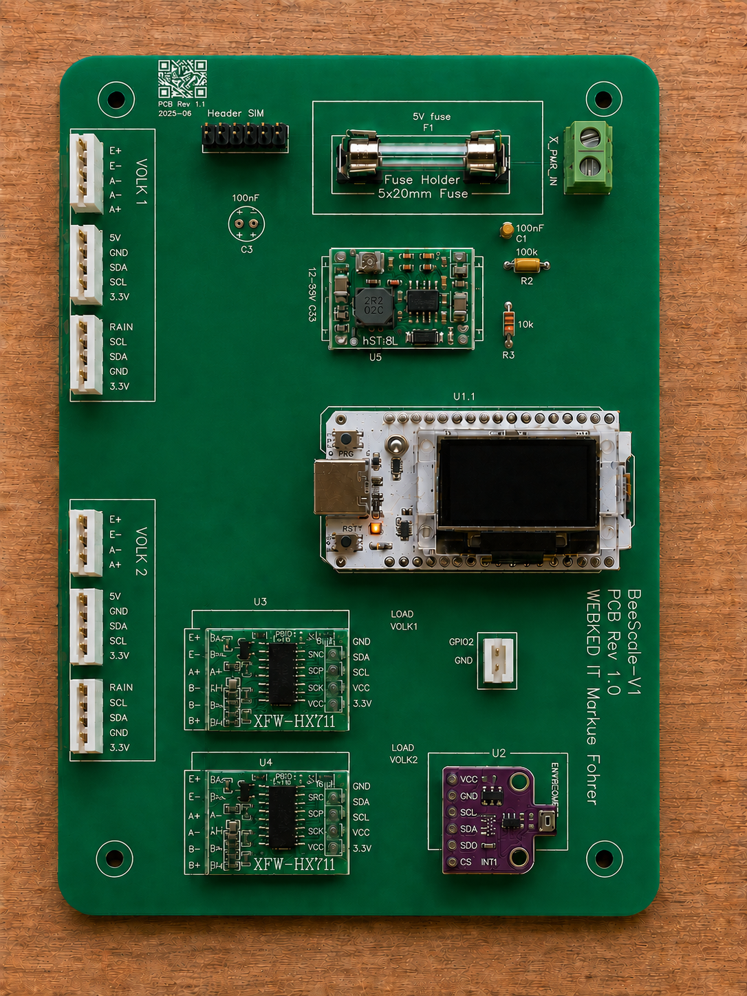 BeeScale-V1 gefertigte Leiterplatte Rev. 1.0 — erster Prototyp auf Holzunterlage