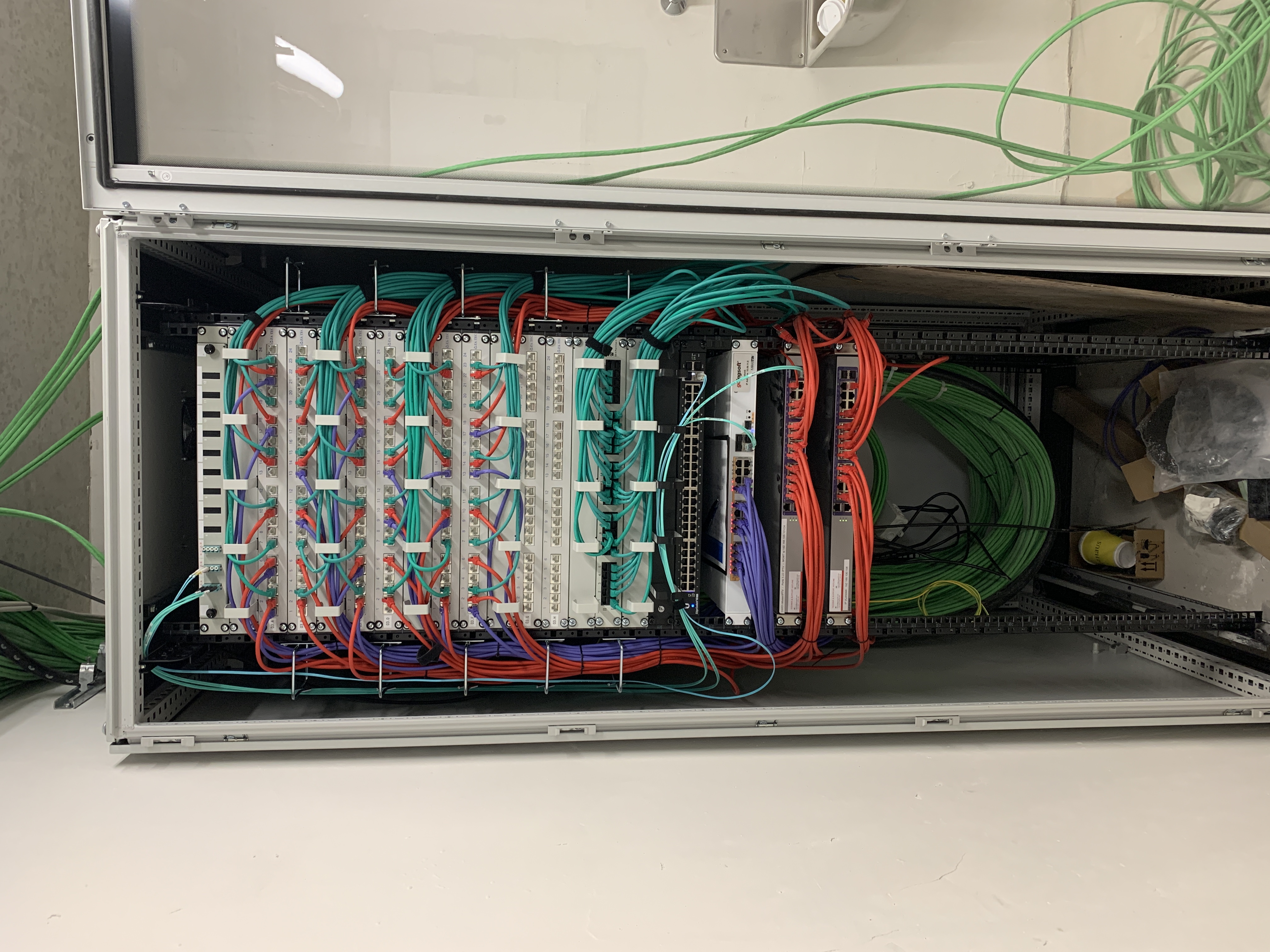 Rack-Einschub mit Patchpanels, Switch und geordneter Kabelführung