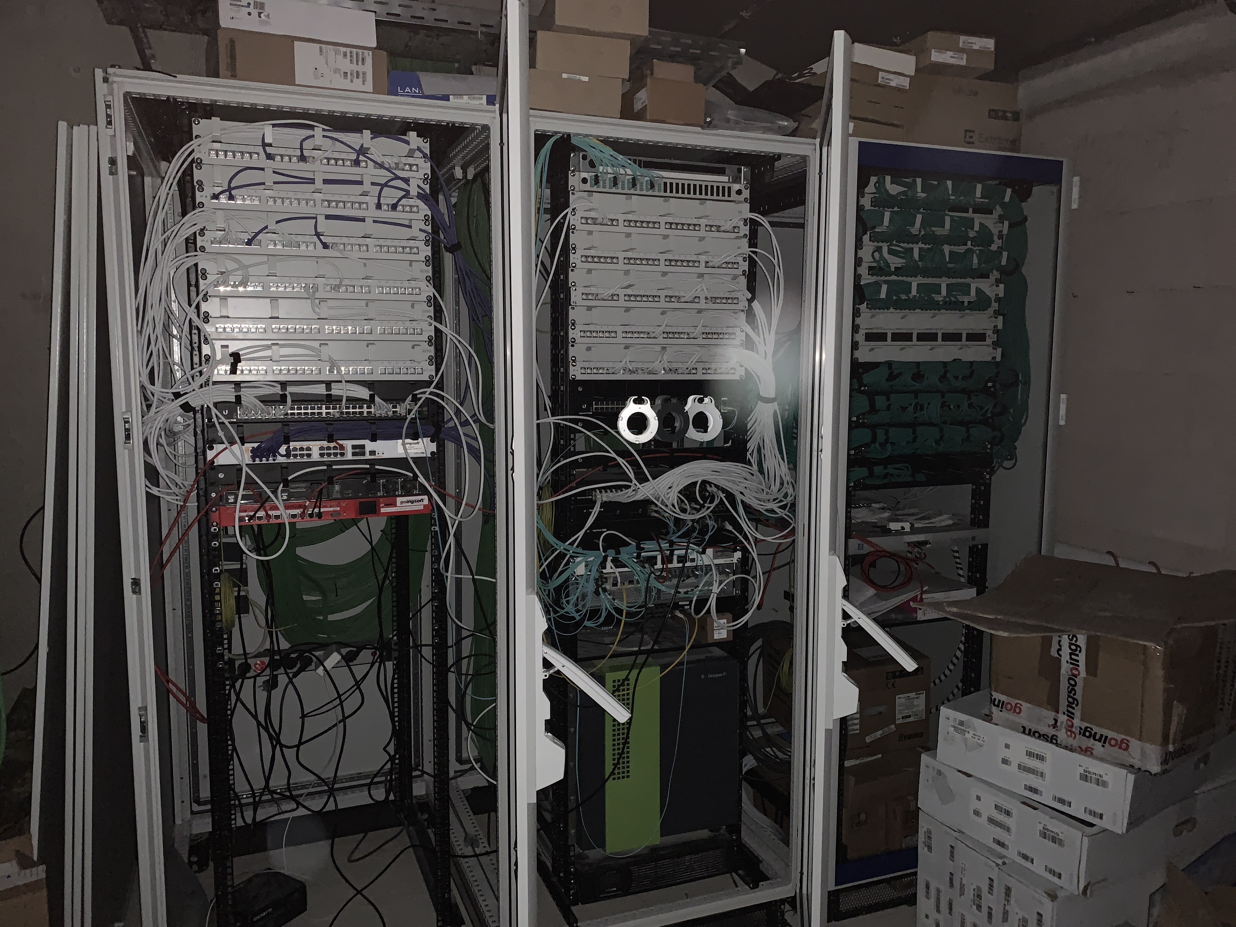 Drei Server-Racks in einem Serverraum mit verschiedenen Systemen, älteres Projekt