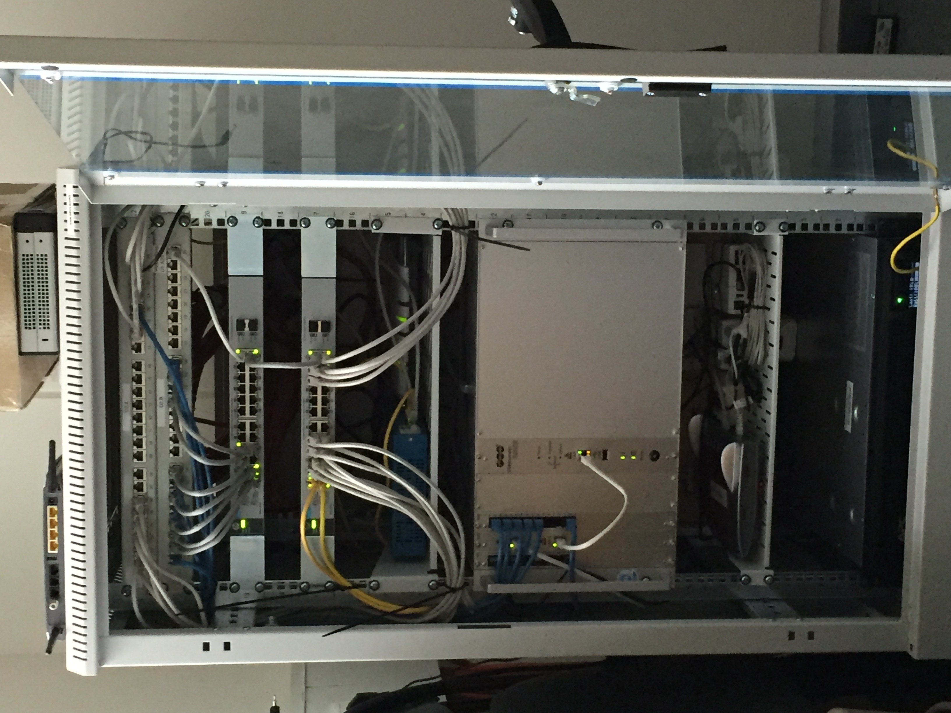 Geöffneter Rack mit Switch, Firewall und Patchpanel, Draufsicht