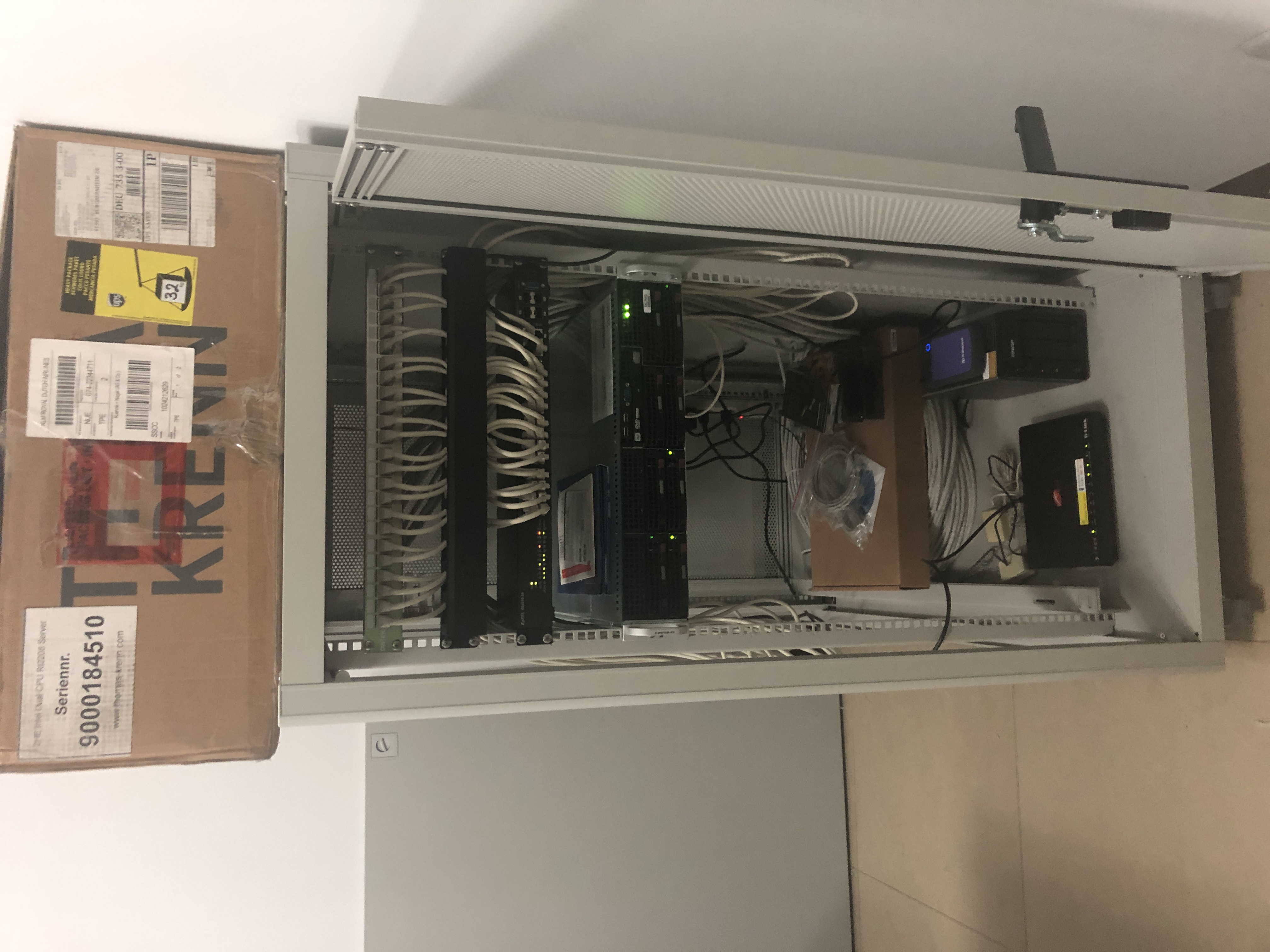 Kleines Wandrack mit Patchpanel, Switch und Firewall